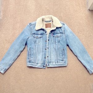 Ladies Levi Denim Jacket (Sherpa lined)- Like New Condition!